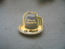 Pin´s Du Café Chez Pierrot Et Paulette à LE MAZET. Boc De Biere - Bierpins