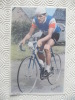 MINI POSTER PAS CARTE POSTALE DU CYCLISTE FORESTIER AVEC DEUX CV / PROBABLEMENT TIRE DU MAGASINE L EQUIPE - Ciclismo