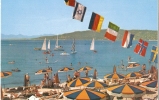 CPSM 9X14 . JUAN LES PINS ( 06 ) UNE DES PLAGES . Banderolle De Drapeaux Dont  Celui D' ISRAEL - Other & Unclassified