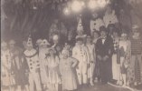 Carte Photo Non Située D´un Groupe Lors D´une Fête - Chalot , Charli Chaplin , Pierrot , Colombine - Carnaval