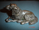 Chien Couché ,patte Avant Légèrement Fendue L:8 Cms - Tins