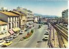 06 - ST-LAURENT-DU-VAR - Le Boulevard Et La Gare - Ed. La Cigogne N° 06.123.12 - Voitures - Saint-Laurent-du-Var