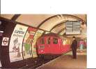 MÉTRO. - Tube Entering Piccadilly Circus Station, London. - Metro