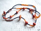 Collier Sautoir Orange Et Noir Fait De Coquillage, Verre Et Polymère  Il Mesure Environ 84cms. - Halsketten