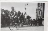 P 596 - TDF -1953 - Le Peloton Passe La Frontiére Franco-belge à Bon Secours, Mené Par Close Tonillo Et Van Est - - Cyclisme