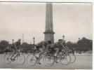 P 615 - Tour D'europe - 1954 - Le Peloton De Coureurs Prend Son Envol Devant L'aubélisque De La Concorde- - Cyclisme