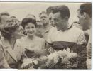 P 622 - Louison Bobet Vainqueur Du Critérium Des As 1954  Félicité Par Sa Femme - - Cycling