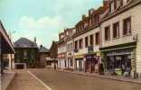 CPSM 60 - FORMERIE - Rue Du Général Leclerc - Peu Courante Avec Mercerie Coiffeur Bijoutier Et Droguerie - Formerie