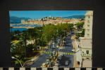 06-  CANNES  LA PROMENADE DE LA CROISETTE . DANS LE FOND LE SUQUET - Cannes