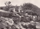 VOREPPE.  _  La Chapelle Francois Et Le Grand Retz. Petit Edifice Perdu Dans Les Rochers. Trois Personnes Grimpent Le Se - Voreppe