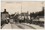 18-LA GUERCHE- La Rue Des Ponts-Personnages Au Premier Plan-Auberge Niodot- Cpa - La Guerche Sur L'Aubois