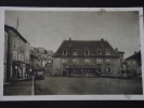 BOURG-de-THIZY (Rhône) - Commerces - Animée - Non Voyagée - Au Dos, Note Vierge De L'Hôtel Du Centre - Thizy