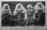 Femmes De Brignogan Habillées Pour Une Procession - Brignogan-Plage