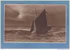 LIEU A IDENTIFIER  ( Royaume Uni ) -  FISHING BOAT RUNNING HOME IN A GALE  -    CARTE PHOTO  -( Pliure Verticale ) - Hastings