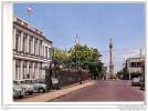 LA REUNION - SAINT DENIS - Rue De Paris & Vue Sur Monument Aux Morts, à Gauche : La Mairie -   Voitures Anciennes - Saint Denis