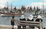 ILE D'OLERON LA COTINIERE (17) Vue Du Port Vieilles Femmes Attendant Le Retour Des Marins - Ile D'Oléron