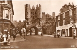 CPSM 9X14 . MICKLEGATE BAR . YORK . Chemist , Haidressing Saloon , Newagent & Tobacconist . Vélos 1950 - York