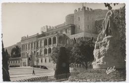 Delcampe - 21) CPSM  MONACO Le Palais Du Prince Façade Sur La Place - Prinselijk Paleis