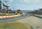 24 HEURES DU MANS : VUE D'ENSEMBLE DES TRIBUNES ET DES STANDS DE RAVITTAILLEMENTS - Le Mans