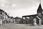 60 SONGEONS - Rue Du Maréchal De Bouffiers - L'Eglise Et Le Monument Aux Morts - Songeons