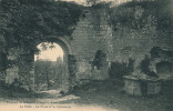 GISORS - Cour Intérieure Du Donjon Du Château - Le Puits, La Porte Et La Cathédrale - Gisors