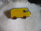 Pin's PEUGEOT J5 Ou J7 De Couleur Jaune - Peugeot