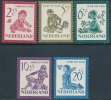 NETHERLANDS  1950 CHILDREN AND  INSECTS BUTTERFLIES SC# B219-223 VF MNH - Nuovi