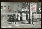 CPM Photo Animée Neuve Allemagne BERLIN Le Mur  Point De Contrôle Pour étrangers Dans La Rue Frédéric Secteur Ouest - Mur De Berlin