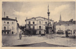 MONTLUEL.  _  La Place Carnot. Animée. Café De La Place, J. Janin Coiffeur, Vins En Gros, Poste Telegraphe, Cheval Avec - Montluel