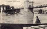 16 - Tonneins - Le Pont Suspendu - Un Observateur Pose Avec Son Canotier - Tonneins