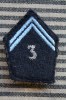 3é Régiment Grade  Bleu à Identifier !! MILITARIA BLASON ECUSSON En TISSU Bleu-doré S/fond Noir AGRAFES AU VERSO - Patches