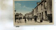 Ambrières-le-Grand   53    La  Place Du Marché Et La Rue Animée -Hotel Et En Face Tabac Et Attelage Et Voiture - Ambrieres Les Vallees