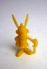 FIGURINE ASTERIX AMERICANA 1973 ASTERIX GLAIVE VERS LE SOL JAUNE - Asterix & Obelix