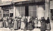 60 NOYON - Les Habitants Enfin Ravitaillés Font La Queue Devant La Charcuterie - Noyon