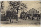 Carte Postale Ancienne Beauchamps - Café Trianon. Place De L'Eglise - Beauchamp