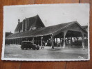 Carte Postale De Chatillon / Chalaronne    AIN    Les Halles Et L'Eglise                      Vieille Voiture - Châtillon-sur-Chalaronne