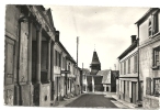 Songeons (60) : La Rue Du Maréchal Joffre Au Niveau De La Mairie Et Vue Sur L'église En 1950 PHOTO VERITABLE. - Songeons