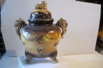 Petit Vase En Porcelaine (Art Asiatique Japonnais ) Recollage Aprés Fisure Du Petit Châpeau - Art Asiatique