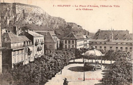 CPA TERRITOIRE DE BELFORT (90)  -    BELFORT -  LA PLACE D'ARMES HOTEL DE VILLE ET CHATEAU - Belfort – Siège De Belfort