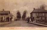 PICQUIGNY  -  Pont De L' Ecluse Et Avenue De La Chaussée  ( Chalet De La Marine) - Picquigny