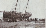 Lieu Inconnu  Bateau échoué Sur La Plage -très Animée   Non Circulée - Nord-Pas-de-Calais