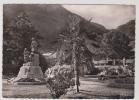 CPM DPT 64 LARUNS, MONUMENT AUX MORTS ET GROUPE SCOLAIRE - Laruns