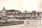 Somme - 80- Poix De Picardie  La Place Et Le Monument , Horlogerie , Bar De La Poste - Poix-de-Picardie