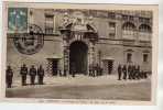 BLASON DE MONACO 30  CENTIMES SUR CARTE LE PALAIS DU PRINCE , LA RELEVE DE LA GARDE 1948 - Vide