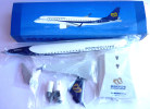 MAQUETTE D'AVION Publicitaire MANDARIN AIRLINES - EMBRAER 190 - 1/100ème - Aerei