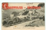 84 - BONNIEUX - Curé Et La Ville Avec La Montagne Du Lubéron - Dos Scané - Bonnieux