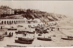 ANGLETERRE - CARTE PHOTO -  BOURNEMOUTH  -  THE  BEACH ANIMEE - THE VILLAS - Bournemouth (a Partire Dal 1972)