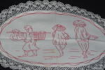 NAPPERON OVALE CENTRE DE TABLE BRODE ROUGE/ BLANC + DENTELLE 29  X 45 / Thème TRADITION RIZIERE En THAILANDE - Art Asiatique