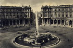 CP ITALIENNE  DENTELEE  /PLACE DE L'ESEDRE A ROME  / JET D'EAU  EN PREMIER  PLAN - Orte & Plätze