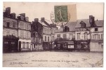 THURY-HARCOURT ( Calvados)  Un Des Côtés De La Place Principale - Thury Harcourt
